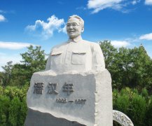 瞻仰潘汉年雕像：追寻英雄足迹