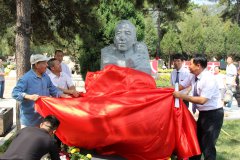 赵树理纪念雕像：一位文学巨匠的永恒颂歌