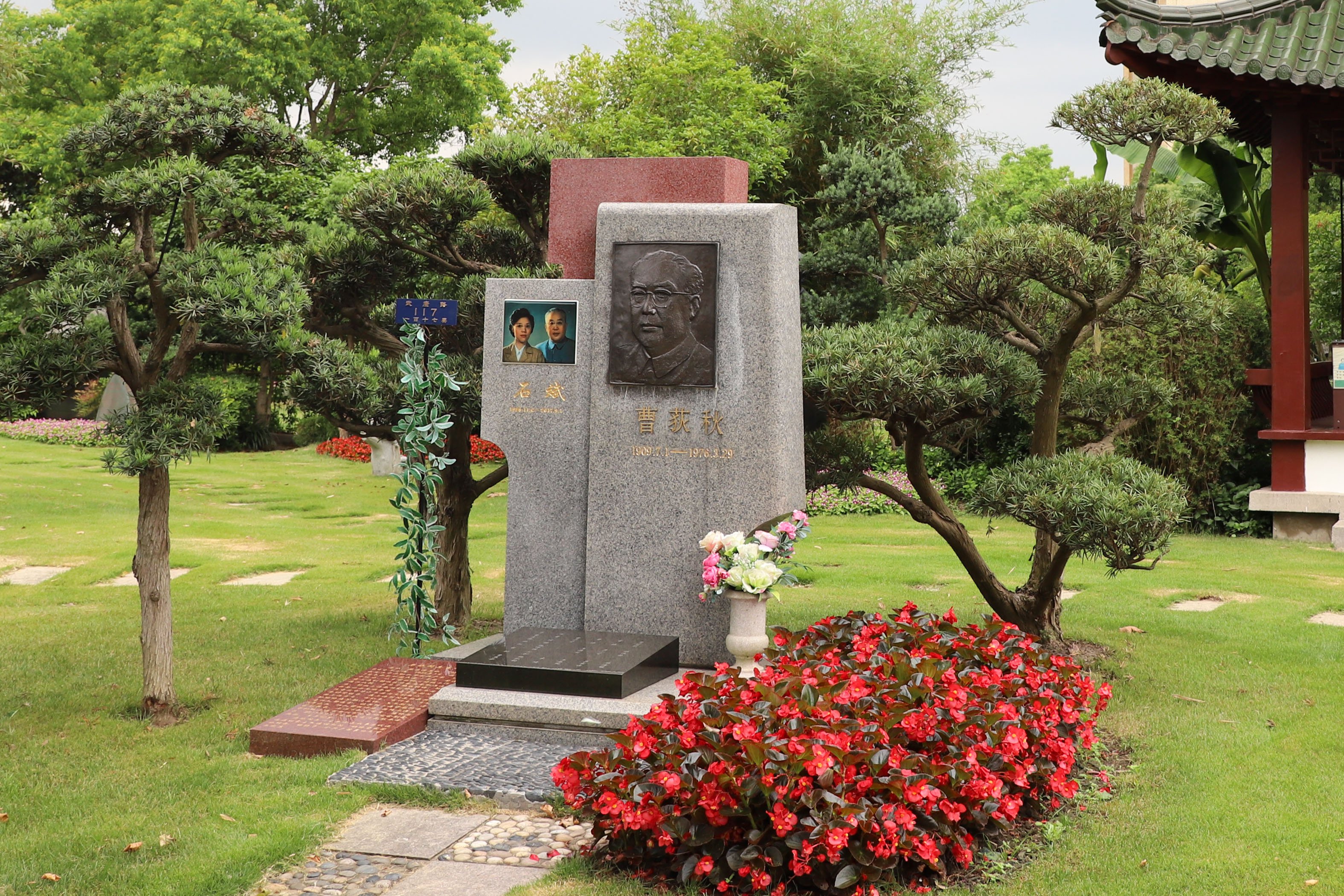 历史回响：曹荻秋纪念碑下的敬仰与思考